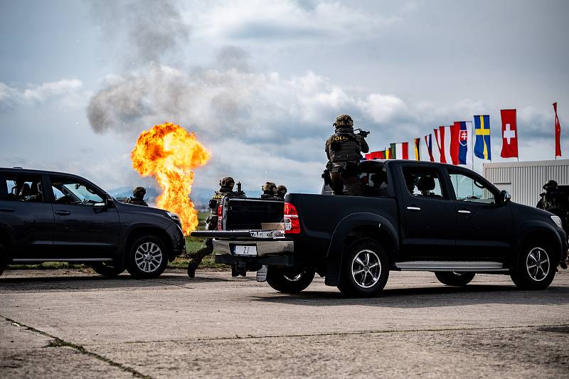 Osvobození rukojmích z rukou teroristů na Dnech NATO. Zásahová jednotka Policie ČR, protiteroristická jednotka SPKP, Quick Reaction Force Team z Jordánska. 17. září 2022 v Mošnově.