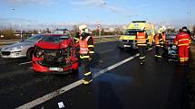 Dvě nehody celkem pěti aut se ve středu po deváté hodině ráno staly na Místecké ulici ve směru na Ostravu u sjezdu na Hrabovou.