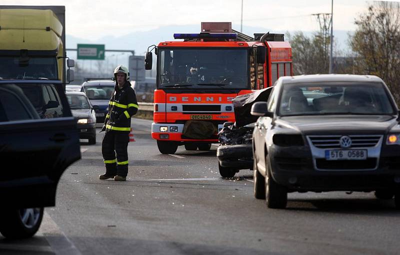 Dvě nehody celkem pěti aut se ve středu po deváté hodině ráno staly na Místecké ulici ve směru na Ostravu u sjezdu na Hrabovou.