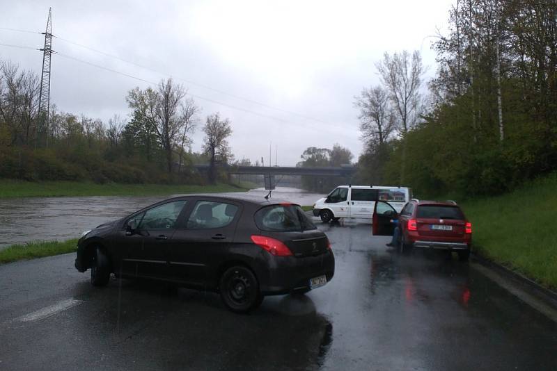 U zaplavené cesty podél Ostravice v Ostravě se řidič musejí otáčet. 