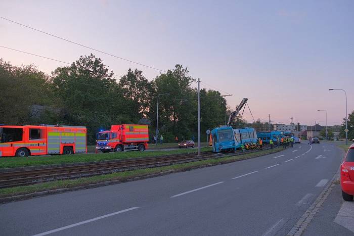 Vyprošťování vozidla z kolejiště po střetu s tramvají v Ostravě.