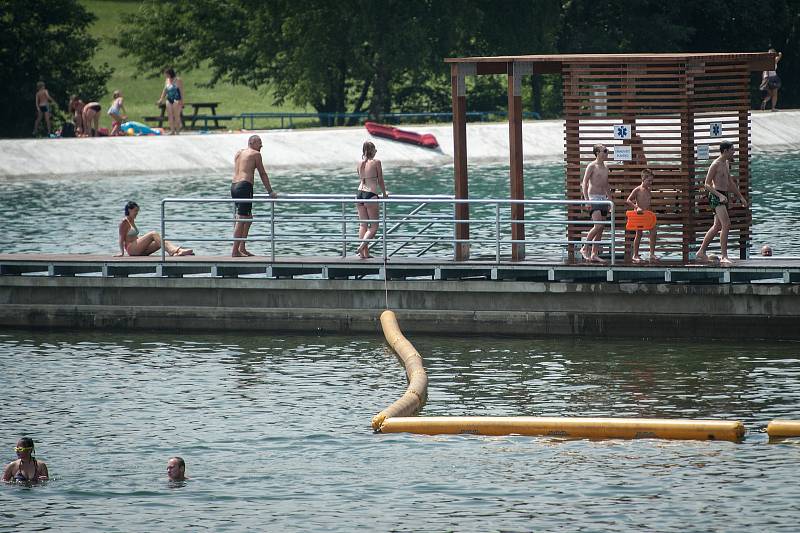 Návštěvníci na letním koupališti v Porubě si užívají teplé dny, 30. července 2018 v Ostravě