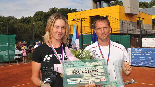 Mistrovství ČR v tenise dospělých (18. až 22. srpna 2021). Vítězové dvouher. Zleva Linda Nosková a Jaroslav Pospíšil.