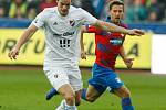 FC Baník Ostrava - FC Viktoria Plzeň, vlevo Jakub Šašinka