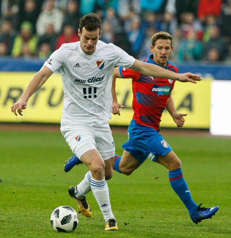 FC Baník Ostrava - FC Viktoria Plzeň, vlevo Jakub Šašinka