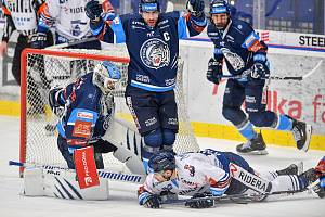 Utkání 39. kola hokejové extraligy: HC Vítkovice Ridera - Bílí Tygři Liberec, 20. ledna 2023, Ostrava. (zleva) Petr Jelínek z Liberce a Marek Kalus z Vítkovic.