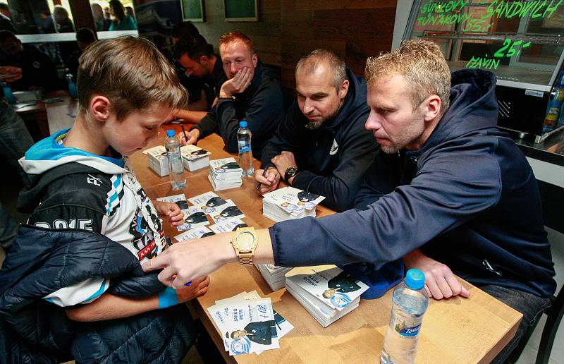 Autogramiáda hokejistů HC Vítkovice Ridera v areálu Skalka family park.