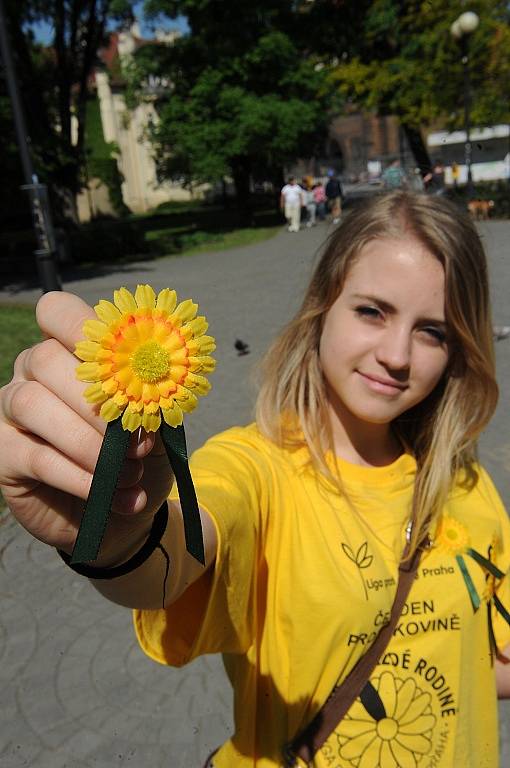 Lidé v Ostravě také přispívali na boj proti rakovině koupí květinky.