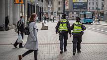 Městská policie Ostrava kontroluje při pravidelné obchůzce dodržování nošení roušek na veřejnosti, 21. října 2020 v Ostravě.