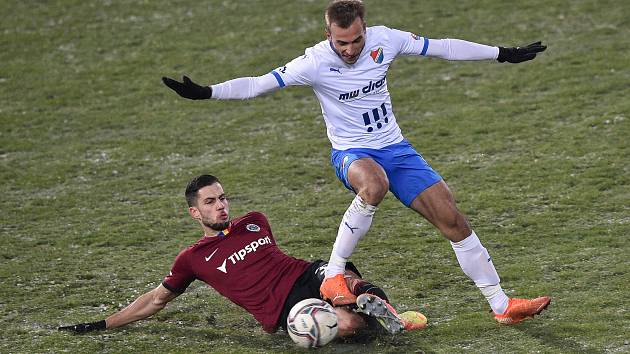 Podívejte se, jak vypadalo utkání 15. kola minulého ročníku první fotbalové ligy 17. ledna 2021 Baník Ostrava - Sparta Praha (0:0). Zleva Dávid Hancko ze Sparty a Nemanja Kuzmanovič z Ostravy. Jak dopadne nedělní zápas na Městském stadionu ve Vítkovicích?