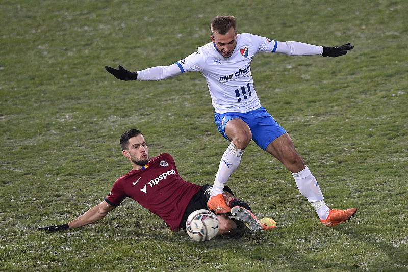 Utkání 15. kola první fotbalové ligy: FC Baník Ostrava - AC Sparta Praha, 17. ledna 2021 v Ostravě. (zleva) Dávid Hancko ze Sparty a Nemanja Kuzmanovič z Ostravy.