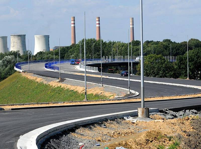 Na stavbě spojnice mezi dálnicí D 47 a ulicí Mariánskohorskou probíhají poslední práce. Otevřena by měla být letos na podzim.