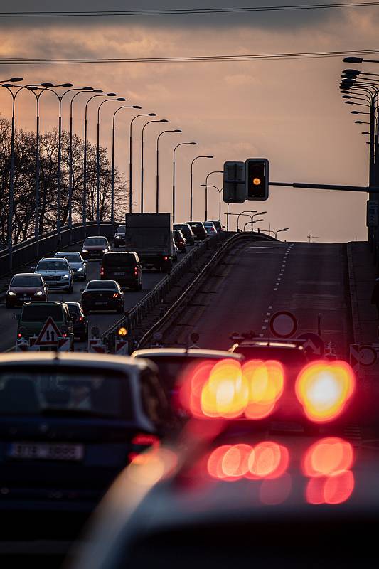 Most směrem z Vítkovic do Poruby v Rudné ulici se 10. ledna 2022 uzavřel. Mosty čeká bourání a následná výstavba nových pilířů, opravy budou trvat dva roky.