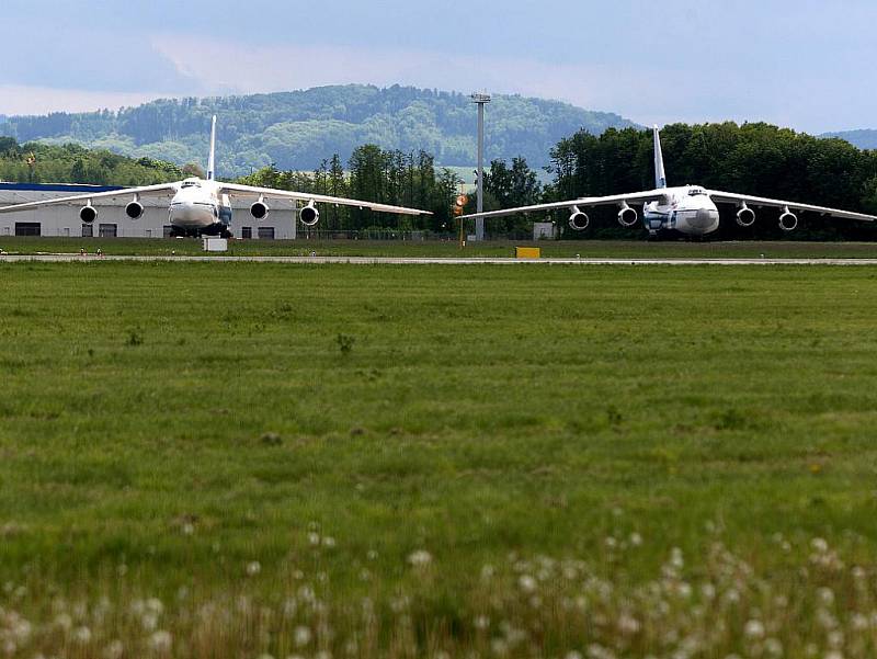 Hned dva obří stroje Antonov An-124 Ruslan v pondělí stály na mošnovském letišti, kde měly mezipřistání kvůli dotankování paliva. Ve večerních hodinách se zase vznesly k obloze a pokračovaly dál ve své cestě.