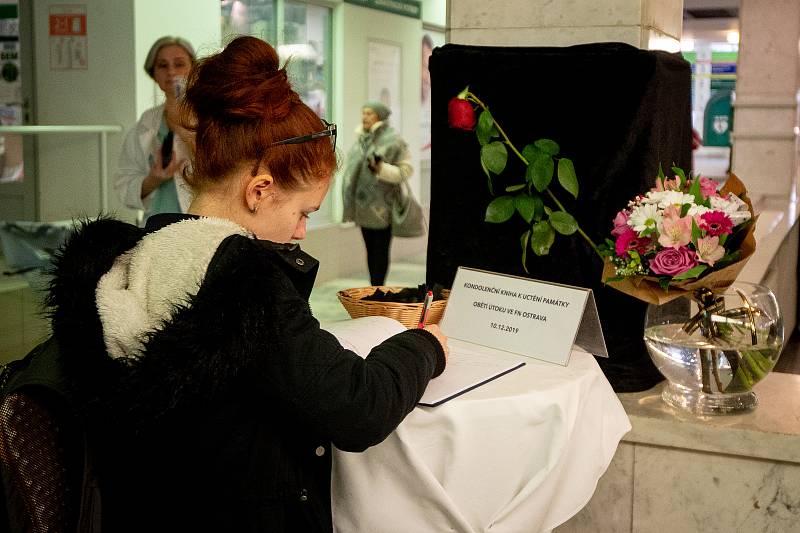 Den třetí po střelbě ve Fakultní nemocnici Ostrava (FNO), 12. prosince 2019 v Ostravě. Na snímku kondolenční kniha.