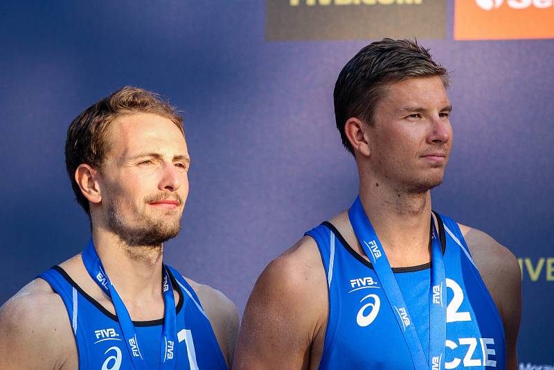 Slavnostní ceremoniál. FIVB Světové série v plážovém volejbalu J&T Banka Ostrava Beach Open, 2. června 2019 v Ostravě. Na snímku (zleva) Ondrej Perusic (CZE), David Schweiner (CZE).