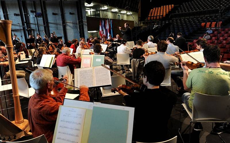 V Multifunční hale Gong v Dolní oblasti Vítkovic byl zahájen letošní ročník mezinárodního hudebního festivalu Janáčkův máj.