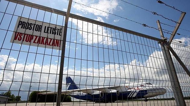 Hned dva obří stroje Antonov An-124 Ruslan v pondělí stály na mošnovském letišti, kde měly mezipřistání kvůli dotankování paliva. Ve večerních hodinách se zase vznesly k obloze a pokračovaly dál ve své cestě.