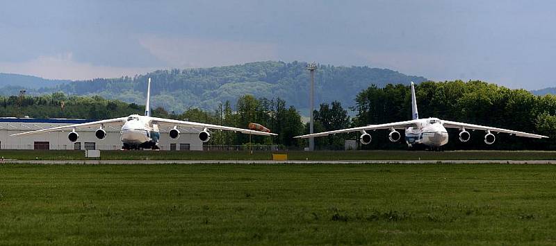 Hned dva obří stroje Antonov An-124 Ruslan v pondělí stály na mošnovském letišti, kde měly mezipřistání kvůli dotankování paliva. Ve večerních hodinách se zase vznesly k obloze a pokračovaly dál ve své cestě.