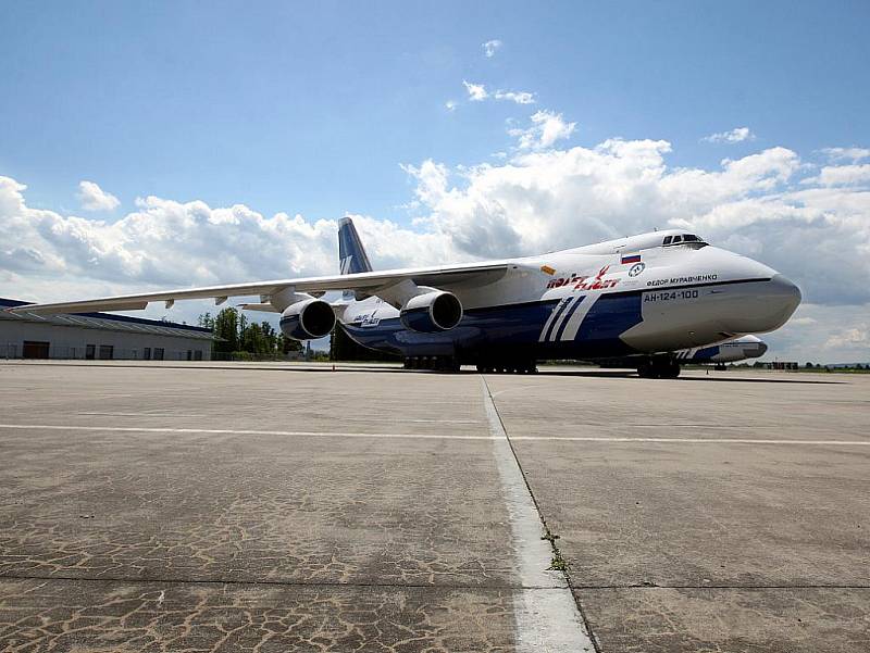 Hned dva obří stroje Antonov An-124 Ruslan v pondělí stály na mošnovském letišti, kde měly mezipřistání kvůli dotankování paliva. Ve večerních hodinách se zase vznesly k obloze a pokračovaly dál ve své cestě.