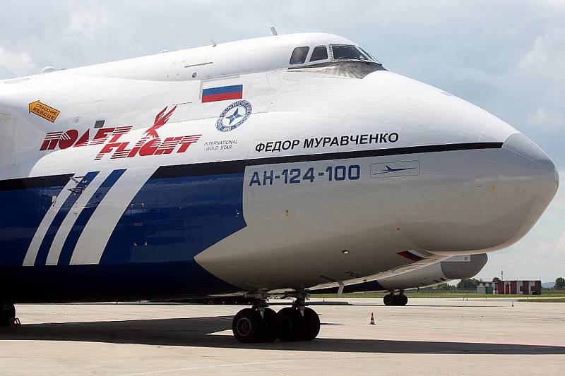 Hned dva obří stroje Antonov An-124 Ruslan v pondělí stály na mošnovském letišti, kde měly mezipřistání kvůli dotankování paliva. Ve večerních hodinách se zase vznesly k obloze a pokračovaly dál ve své cestě.