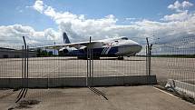 Hned dva obří stroje Antonov An-124 Ruslan v pondělí stály na mošnovském letišti, kde měly mezipřistání kvůli dotankování paliva. Ve večerních hodinách se zase vznesly k obloze a pokračovaly dál ve své cestě.