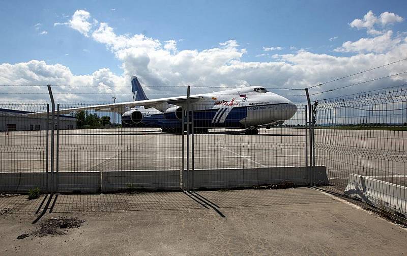 Hned dva obří stroje Antonov An-124 Ruslan v pondělí stály na mošnovském letišti, kde měly mezipřistání kvůli dotankování paliva. Ve večerních hodinách se zase vznesly k obloze a pokračovaly dál ve své cestě.