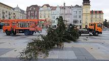 Strom, který navozoval vánoční atmosféru na centrálním ostravském náměstí, v pondělí pracovníci technických služeb poslali k zemi. 