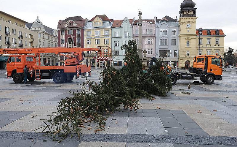 Strom, který navozoval vánoční atmosféru na centrálním ostravském náměstí, v pondělí pracovníci technických služeb poslali k zemi. 