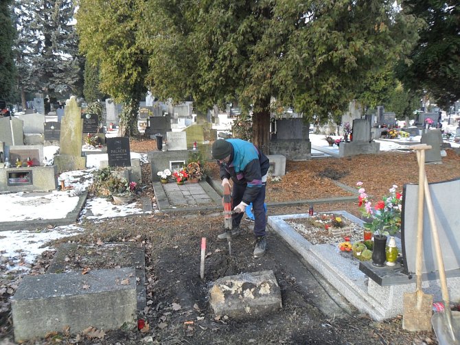 Zem promrzla do hloubky, hrobníci proto při své práci využívají i bourací kladivo. Hrobník Jiří Schönfeld (na snímku) začíná hloubit hrob v areálu vítkovického hřbitova.