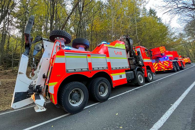 Zásah hasičů u převráceného kamionu, 25. října 2021, Skřipov.