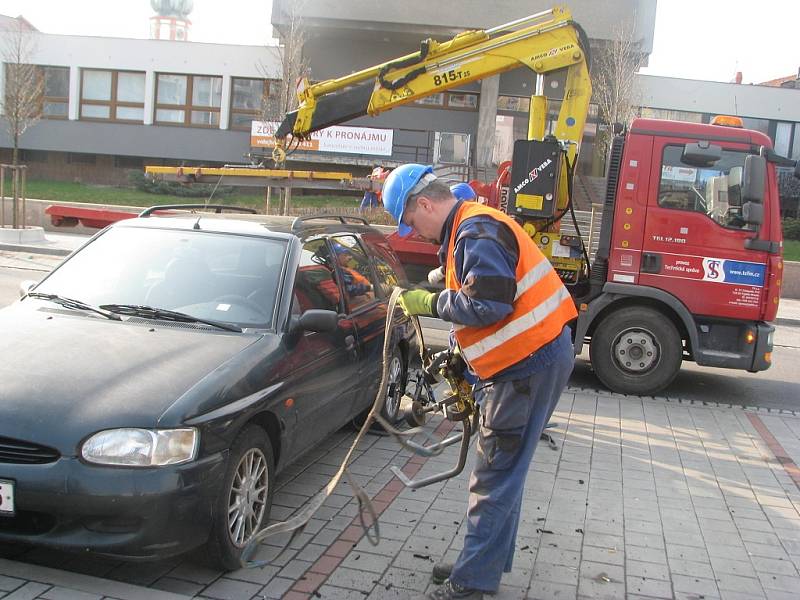 Blokové čištění začalo v osm hodin ráno, už o několik minut později odtahovka technických služeb nakládala první vůz. 