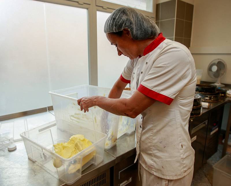 Půl tuny másla měsíčně spotřebují při výrobě dortů, dezertů a dalších cukrářských výrobků ve společnosti Ollies dorty.