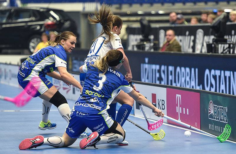 Superfinále play off florbalové superligy žen: 1. SC Tempish Vítkovice - Fetpipe Florbal Chodov, 14. dubna 2019 v Ostravě. Na snímku (zleva) Zuzana Šponiarová, Eva Preisslerová a Šárka Boľová.