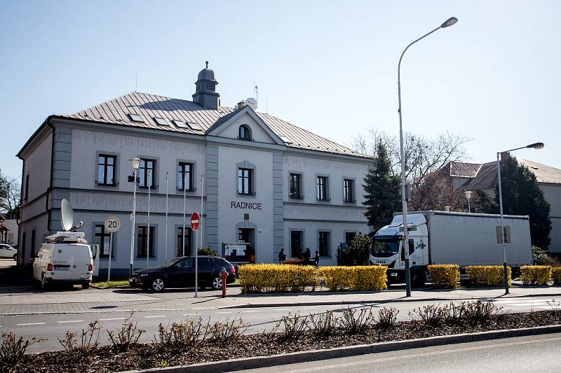 Automat na roušky a další zdravotnické potřeby u úřadu v Radvanicích, 6. dubna 2020 v Ostravě.