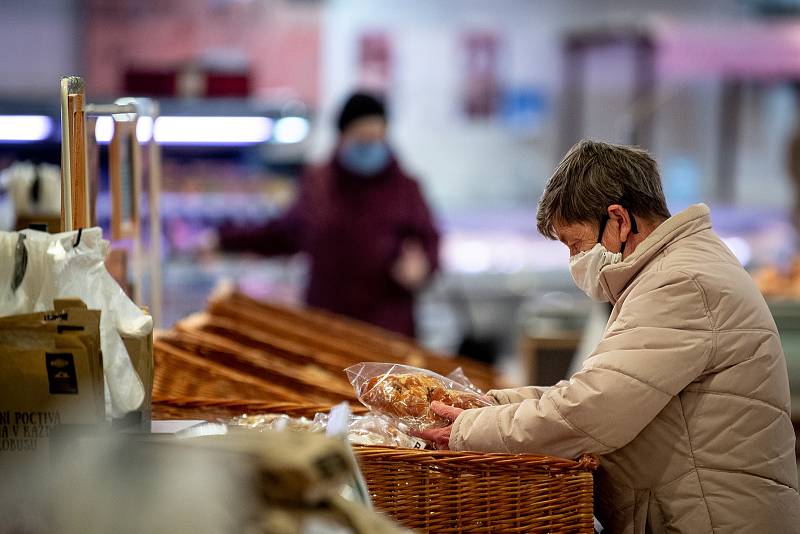 Senioři při nákupech v supermarketu Globus v Ostravě.