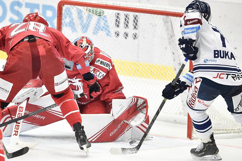 Utkání 7. kola hokejové extraligy: HC Vítkovice Ridera - HC Oceláři Třinec, 3. října 2019 v Ostravě. Na snímku (střed) brankář Třince Petr Kváča a Roberts Bukarts.