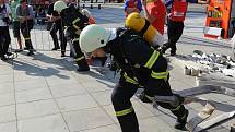 Nejtvrdší hasič přežije. To je překlad názvu hasičské soutěže TFA – Toughest Firefighter Alive, jejíž moravskoslezské finále se v neděli konalo na Prokešově náměstí u ostravské Nové radnice.