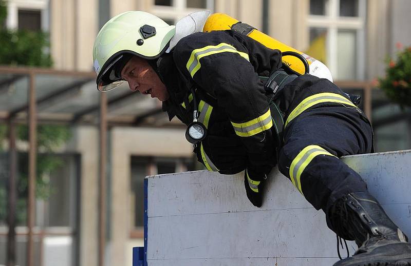 Nejtvrdší hasič přežije. To je překlad názvu hasičské soutěže TFA – Toughest Firefighter Alive, jejíž moravskoslezské finále se v neděli konalo na Prokešově náměstí u ostravské Nové radnice.