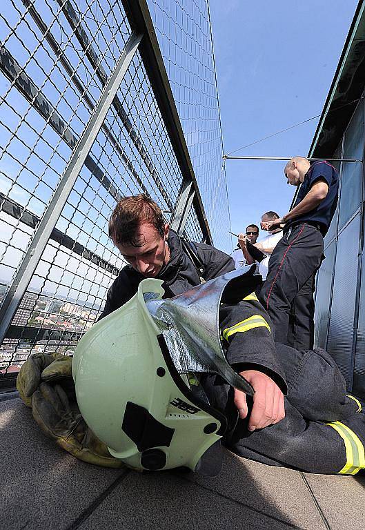 Nejtvrdší hasič přežije. To je překlad názvu hasičské soutěže TFA – Toughest Firefighter Alive, jejíž moravskoslezské finále se v neděli konalo na Prokešově náměstí u ostravské Nové radnice.