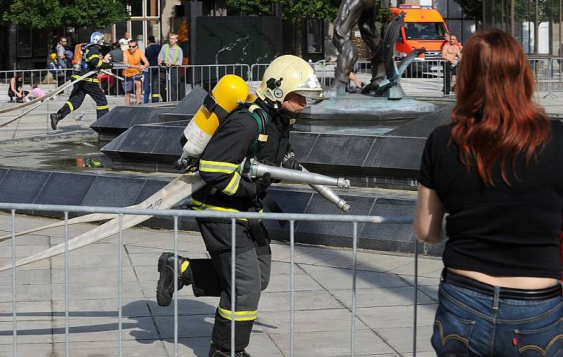 Nejtvrdší hasič přežije. To je překlad názvu hasičské soutěže TFA – Toughest Firefighter Alive, jejíž moravskoslezské finále se v neděli konalo na Prokešově náměstí u ostravské Nové radnice.