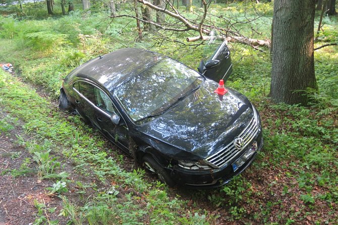 Notně opilý havaroval v neděli odpoledne řidič volkswagenu na silnici v Horní Suché. Nezvládl průjezd levotočivou zatáčkou a skončil v lesním příkopu.