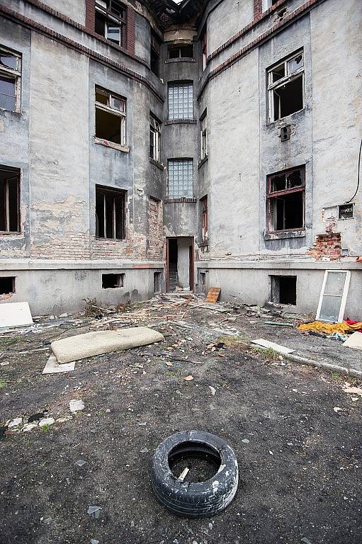 Ostravské ghetto Přednádraží. Snímek ze začátku roku 2014. Opuštěné domy v lukrativní ostravské čtvrti i nadále chátrají. 