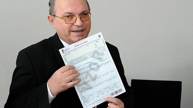 Místopředseda Českého statistického úřadu Stanislav Drapal vysvětluje vyplňování sčítacích archů