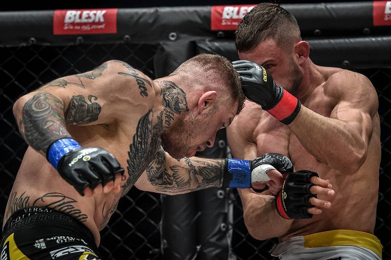 MMA Octagon 11 v Ostravar aréně, 16. března 2019 v Ostravě. Na snímku (v modrem) Václav Mikulášek proti Ondřej Raška.