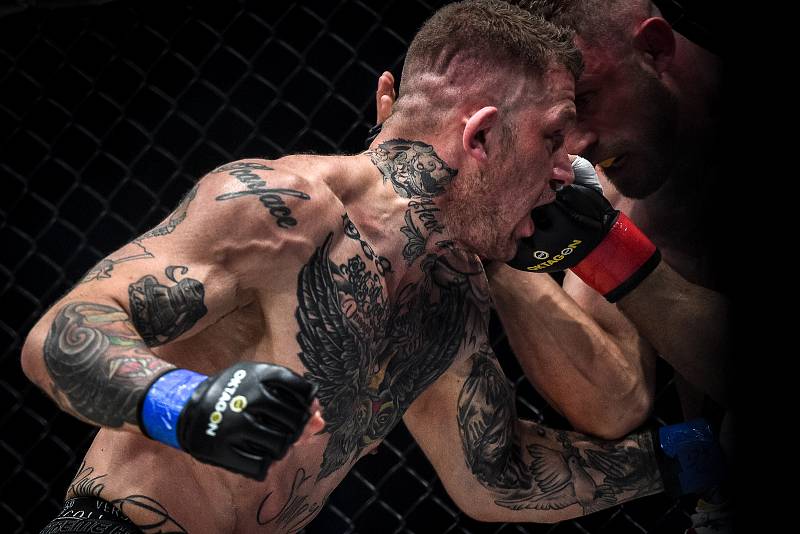 MMA Octagon 11 v Ostravar aréně, 16. března 2019 v Ostravě. Na snímku (v modrem) Václav Mikulášek proti Ondřej Raška.