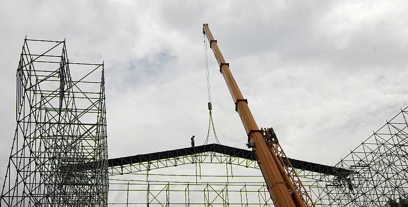 Mumraj jako v obřím mraveništi nyní panuje v ostravské Dolní oblasti Vítkovic. Vrcholí zde přípravy na jedenáctý ročník festivalu Colours of Ostrava. 