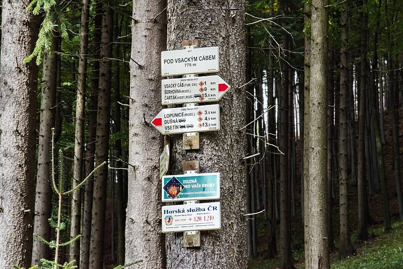 Přes Vsetínské vrchy vede Baťova naučná stezka, která obsahuje celkem 15 zastavení a krásné výhledy do kopců.