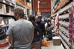 Lidé v nákupních centrech regionu nakupovali ve středu 21. října ve velkém.