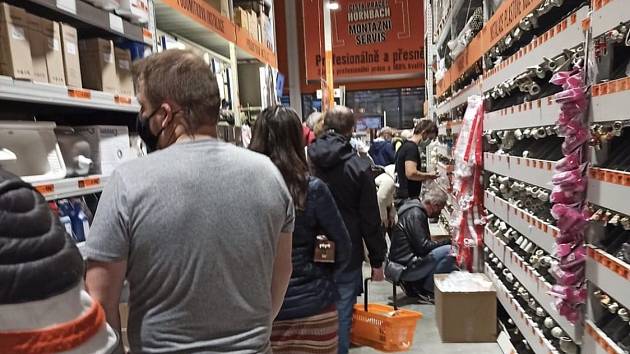 Lidé v nákupních centrech regionu nakupovali ve středu 21. října ve velkém.